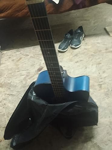 Акустическая гитара, корпус формата дредноут, цвет — синий металлик