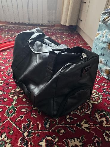 Классическая сумка из чёрной эко‑кожи - Вместительное основное