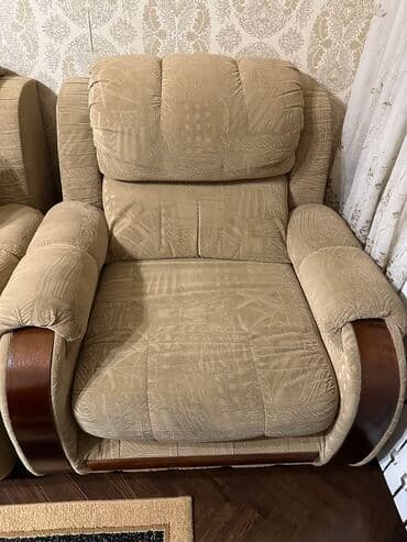 диван два кресла столик: Продаю мягкую мебель, отделка по бокам из красного дерева — 4