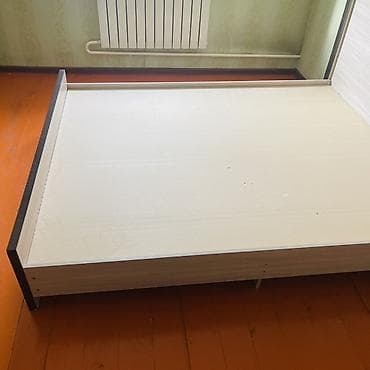 Спальня: кровать с высоким изголовьем и комод с зеркалом - Кровать