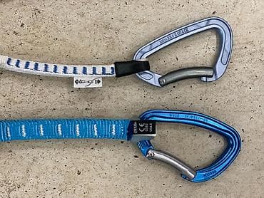 карабин: Набор карабинов от известных брендов RedFox и Petzl. Эти карабины — 3