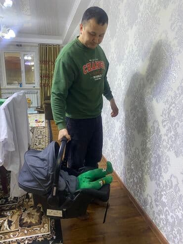 автомобильное кресло для грудничков: Автокресло, цвет - Серый, Б/у — 3