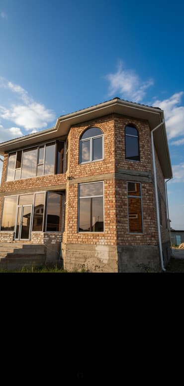 двух этажный дом: Двухэтажный дом из кирпича с большими окнами. Фасад выполнен из — 1