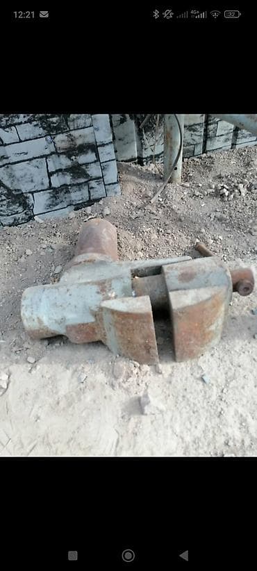 Инструменты: Тиски СССр, в комплекте метал стол. 8000с — 3