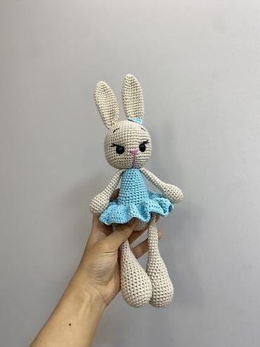 Вязаные игрушки амигуруми: зайка в голубом платьице и мишка с