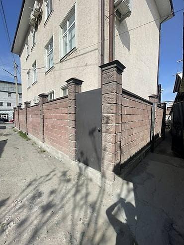 дом сруб под ключ: Продаю Центр! Район Карпинки! Осмонкула 52. Пересечение — 2