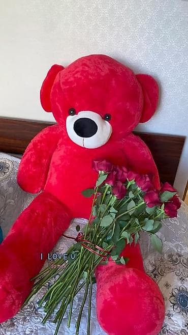 Большой плюшевый мишка ярко‑красного цвета at lalafo.kg Большой плюшевый мишка ярко‑красного цвета