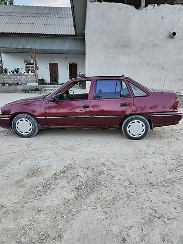 Компактный 5‑дверный хэтчбек бордового цвета. Основные