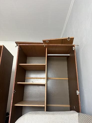 Дом и сад: Продам 2 шкафа. Крепкие, вместительные, в хорошем состоянии. Все двери — 3