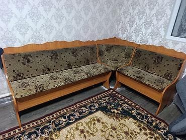 Кухонный уголок с обеденным столом и 4 табуретами. В комплект входят