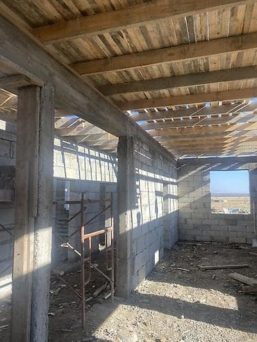 Үйлөр: Срочно продается недостроенный дом (короб) из газобетона в ж/м Рухий — 5