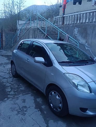 small car: Toyota Yaris: 2009 г., Хэтчбэк — 3