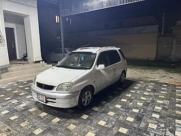 Компактный пятидверный хэтчбек/минивэн белого цвета. Характеристики и