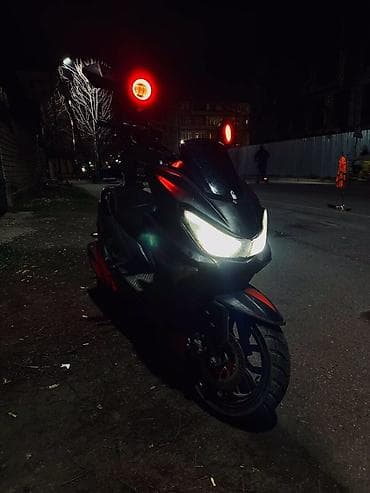 адисей матор: (визуально — спортивный стайл, черный с красными вставками) — 1