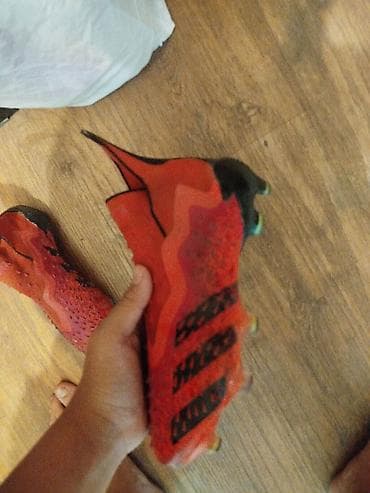 футболисты: Футбольные бутсы Adidas с ярким красно-черным дизайном, разработанные — 3