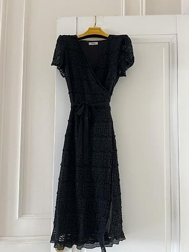 Черное кружевное платье на запах. - Фасон: wrap (запах) с V‑вырезом lalafo.kg да Черное кружевное платье на запах. - Фасон: wrap (запах) с V‑вырезом