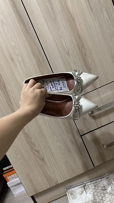 свадебную обувь: Белые женские туфли-лодочки с украшением - Материал верха: сатин с — 2