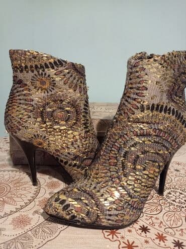 искры для обуви: Ботинки, 35, Fashion & Bella, Б/у, цвет - Золотой, Самовывоз — 1