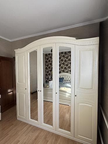 Спальные гарнитуры: Спальный гарнитур в классическом стиле, цвет айвори/молочный, с резным — 4