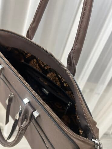 Перчатки, варежки: Вместительная сумка в хорошем состоянии — 3