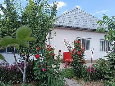 Кыймылсыз мүлк: 🏡 Продается 5-комнатный кирпичный дом с верандой и садом! 📍 Район: АЮ — 8
