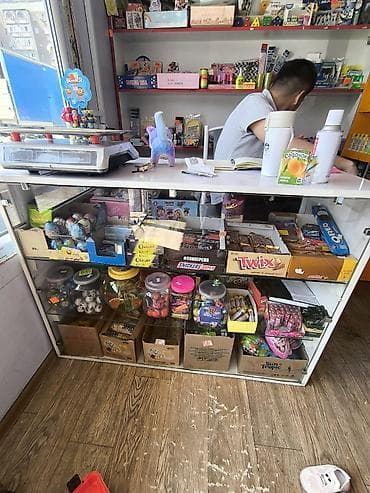 Стеклянная торговая витрина-прилавок - Конструкция: каркас из ЛДСП