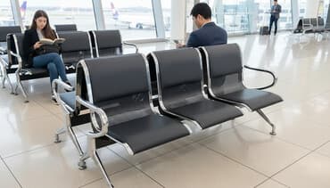 Тройная секция сидений с черной обивкой и металлическим каркасом