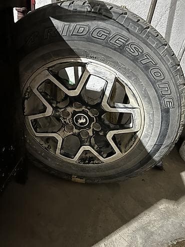 На Ford Bronco R17 диск с шиной Bridgestone. - Шина: Bridgestone