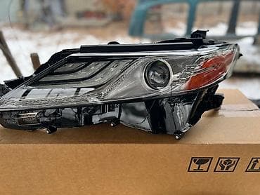 7075: Комплект передних фар Toyota 2018 г., Новый, Аналог — 7