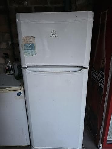 будка морозильник: Холодильник Indesit, Двухкамерный — 1