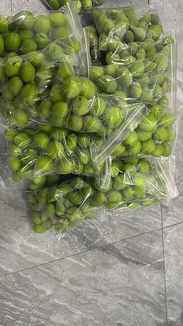 микро зелень: Зелёные алычи (недозрелая слива) — мелкие плоды ярко‑зеленого цвета — 2