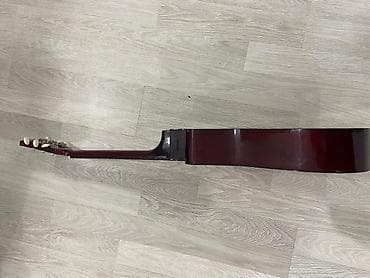 Акустическая гитара с вырезом (cutaway), форма корпуса типа дредноут