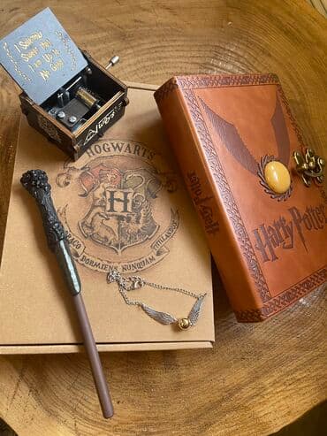 профессиональные музыкальные инструменты: Набор Гарри Поттера • Подарочная коробка с лого «Хогвартс» • Кожанный — 2