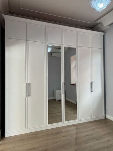 Большой шкаф в современном стиле, выполненный в светлых тонах lalafo.kg да Большой шкаф в современном стиле, выполненный в светлых тонах