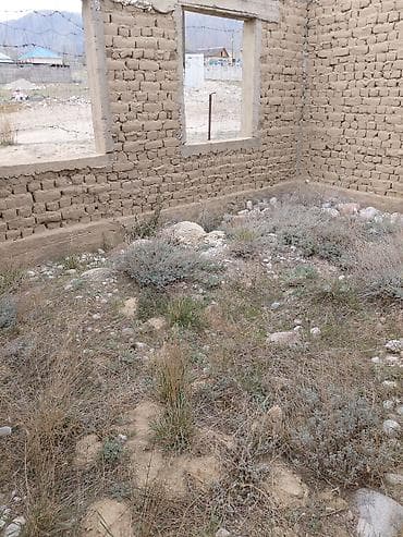 көчмө үйлөр: Недостроенный одноэтажный дом из самана/кирпича-сырца на ленточном — 2