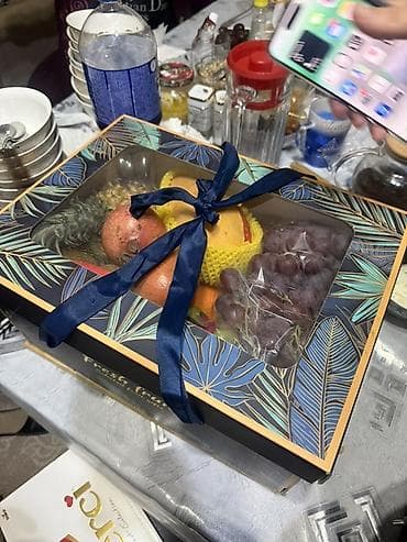 ящик для яблок: Подарочный набор свежих фруктов в дизайнерской коробке. Состав — 3