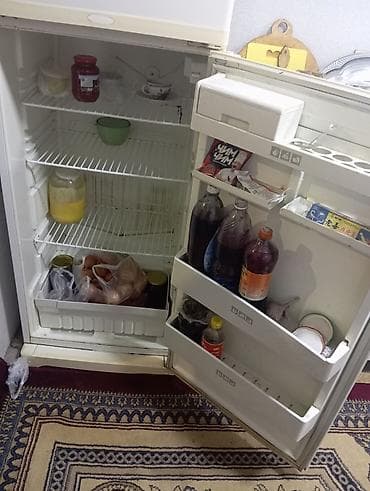 Двухкамерный холодильник с верхней морозильной камерой. Основные