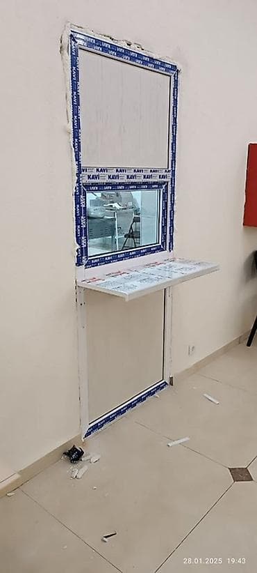 Окно-касса/передаточное окно из ПВХ с узкой стеклопакетной частью и