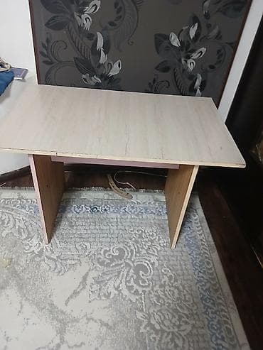 Компактный письменный/компьютерный стол из ЛДСП. - Прямоугольная