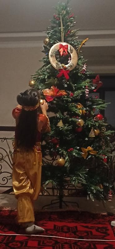 Елка новая 2,5 метра со снегом,шишками,брусниками