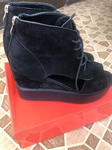 обувь кеды: Босоножка чёрная на Платфоме, качество люкс покупалось за 4500, отдаю — 1