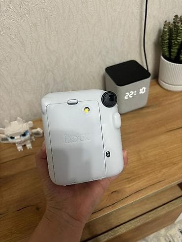 бюджетный фотоаппарат моментальной печати: Fujifilm Instax mini 12, белый цвет. Причина продажи: купили новую — 2