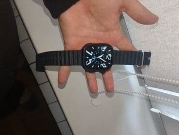 Apple Watch: Смарт-часы с квадратным корпусом и черным ремешком. Состояние — 1