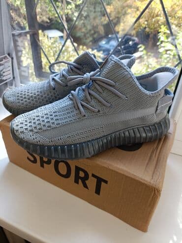 Легкие спортивные кроссовки серого цвета - Верх: дышащий