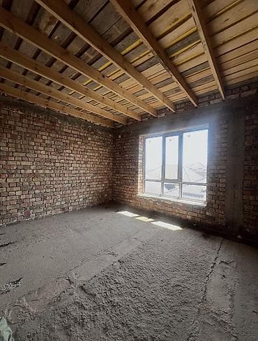 Үйлөр: 🏡 Продаётся просторный кирпичный дом в районе Оскон Ордо! 📍 Район — 2