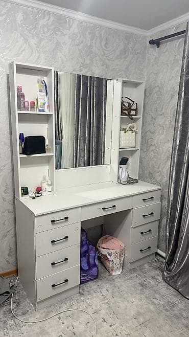 старинные вещи: СРОЧНО ПРОДАЮ 🤍 Туалетный столик с зеркалом Очень удобный и — 2