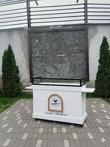 Торговая витрина-стойка на колесах - Компактная мобильная стойка с