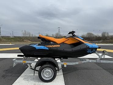 водные скутера: Гидроцикл Sea‑Doo SPARK (двухместный) на прицепе. Описание: - Легкая — 2