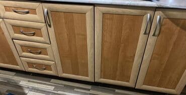 шкаф для вещей бу: Кухонный шкаф, Б/у, Навесной, Без мойки, Дерево — 3