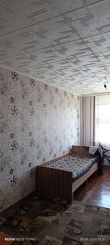 токмок срочно: 3 комнаты, 58 м², 104 серия, 5 этаж, Старый ремонт — 1